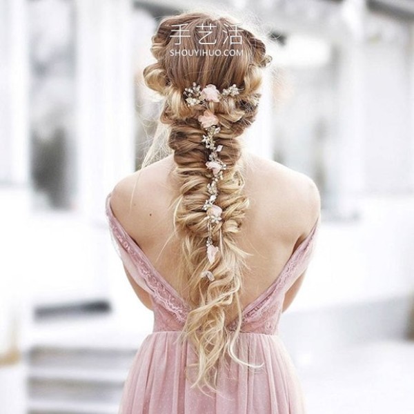 Swedish hairstylist DIYs beautiful braided hairstyles suitable for summer