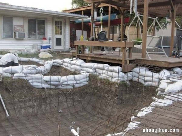 Foreign netizens dug a hole in their own backyard to DIY a private swimming pool! 