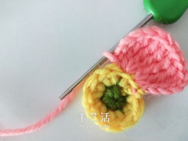 Illustration of crocheting a six-petaled flower with super cute little woolen flowers