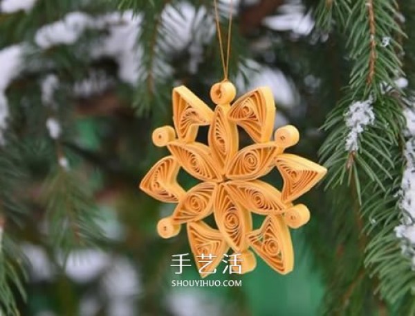 Illustrations on how to make simple winter paper-quilled snowflake ornaments