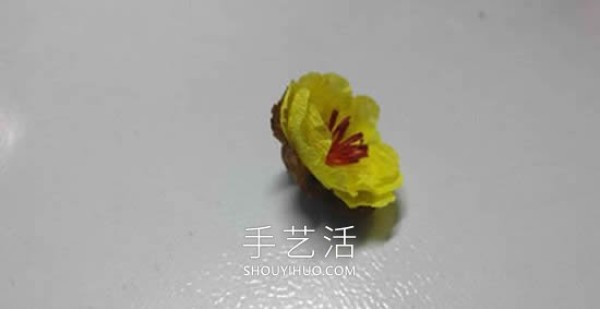 Tutorial on how to make simple wintersweet flowers with wrinkled paper