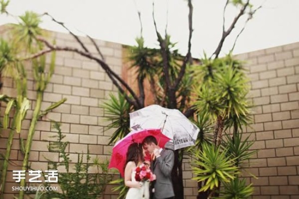 On rainy days, you can also perform romantic, aesthetic and romantic wedding photography in the rain