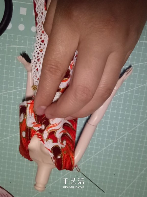 Chou Chou will show you how to make beautiful doll clothes by hand