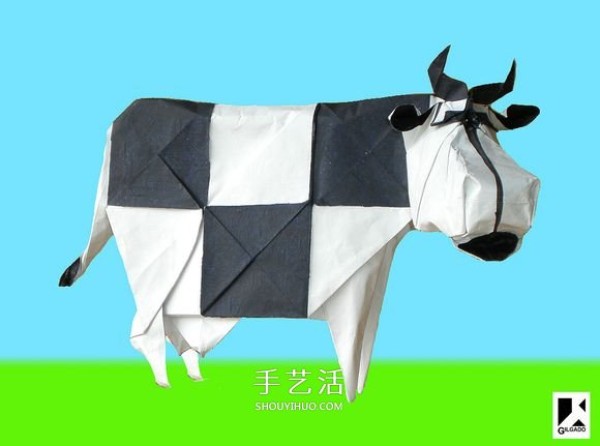 Super difficult origami square cow uses black and white to express body patterns