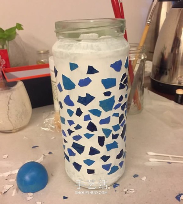 How to make a beautiful vase by attaching eggshells to a glass bottle! 