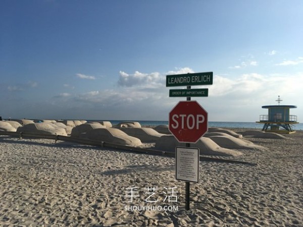 Traffic jam on the beach! Sand sculpture art calls for vigilance against climate change