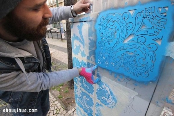 The most Portuguese graffiti on electrical boxes beautifies a small corner of the city