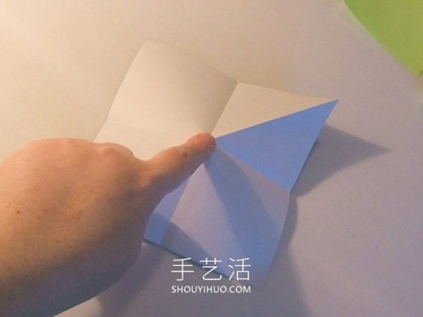 Detailed step-by-step diagram of how to fold a simple origami three-dimensional Christmas tree