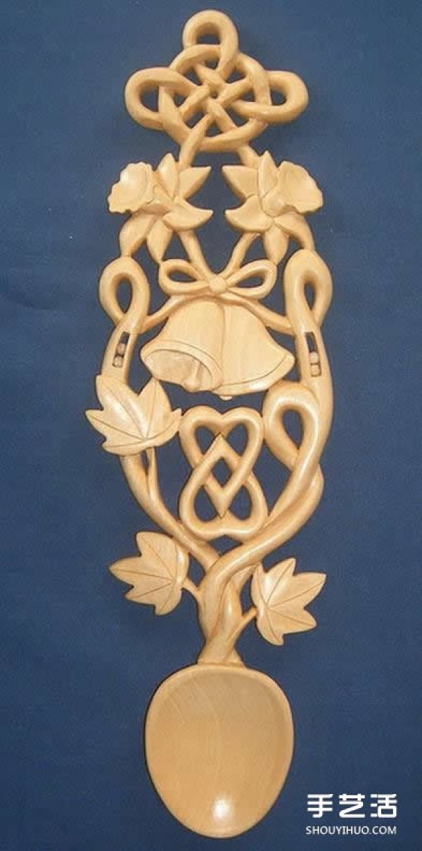 The carving works of the "Love" spoon wood carving artist Adam King