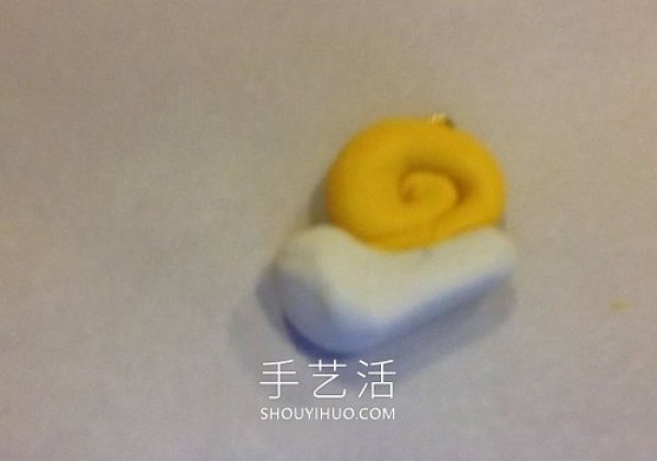 Tutorial on how to make a snail pendant by hand with ultra-light clay