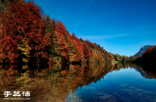 A shocking reflection photo of the same scenery on the water