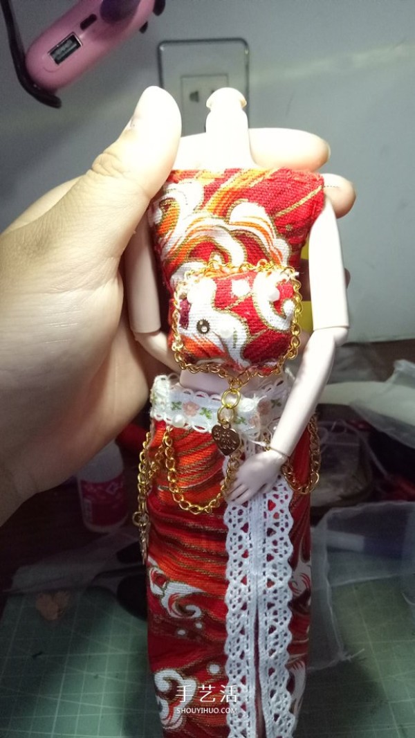 Chou Chou will show you how to make beautiful doll clothes by hand