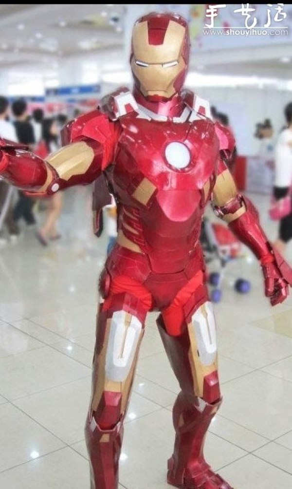 Iron Man fans build Iron Man armor with their own hands