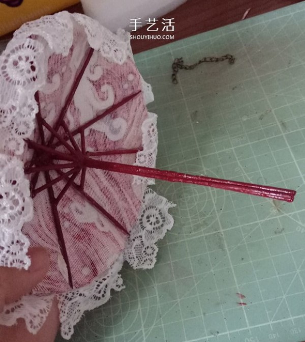 Look and take you to do it: use a little bit of cloth and toothpicks to make an umbrella for the doll Umbrella