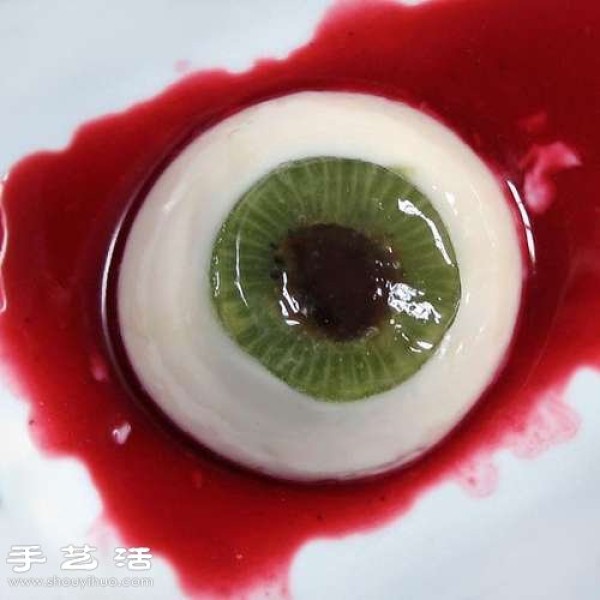 DIY creepy Halloween "eyeball" dessert