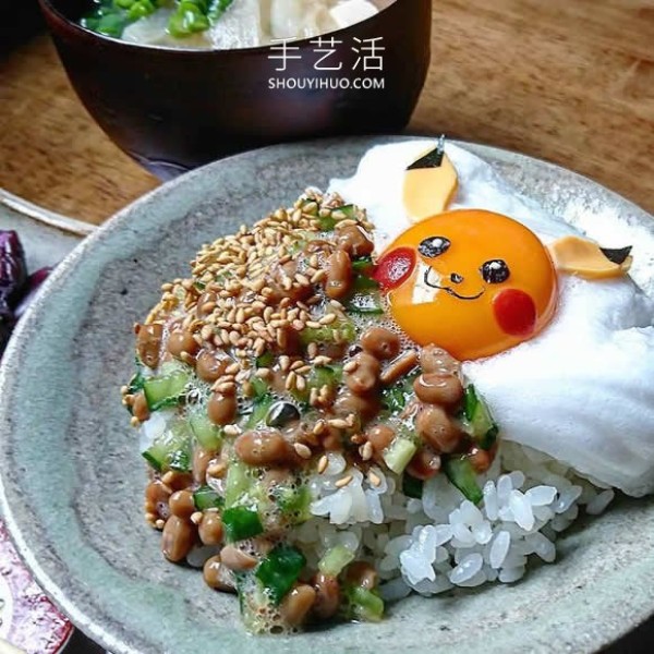 Japanese mother makes fried eggs into cute bento boxes