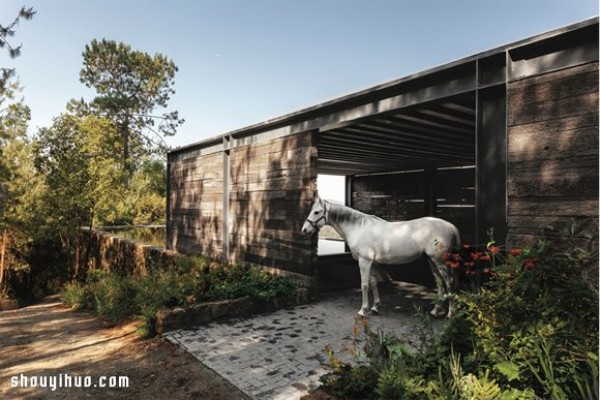 El Mirador House Forest villa design with stables