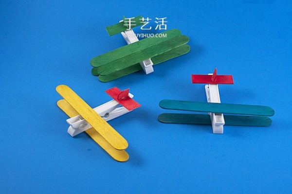 A super simple way to make a small airplane model in kindergarten