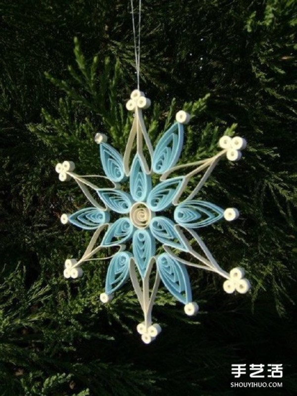 Tutorial of handmade paper snowflakes, illustrations of how to make beautiful rolled paper snowflakes