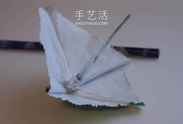 Illustration of how to use chewing gum wrapper waste to make homemade small umbrellas