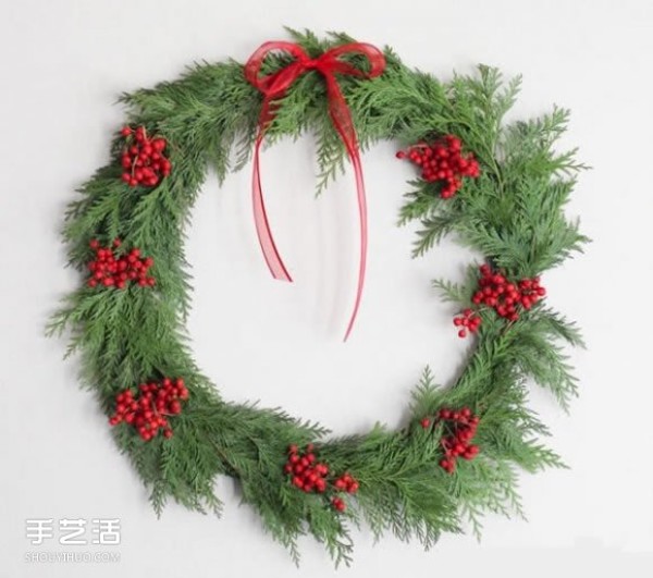 Christmas wreath making method illustrated DIY cedar Christmas wreath tutorial