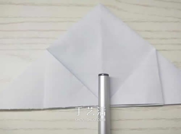 Kindergartens simple origami tutorial - Illustrations of how to fold a cute little flying saucer