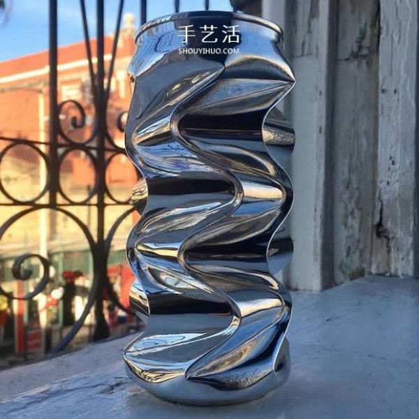 Amazing finger skills turn cans into works of art with bare hands! 