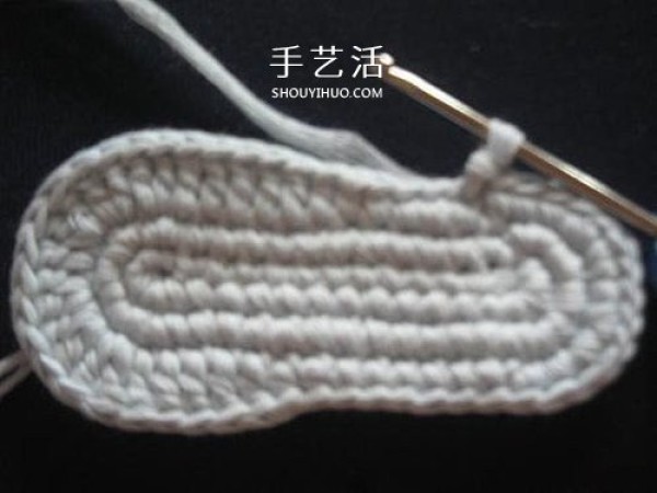 Illustration of how to knit baby warm woolen shoes by hand-knitting baby shoes