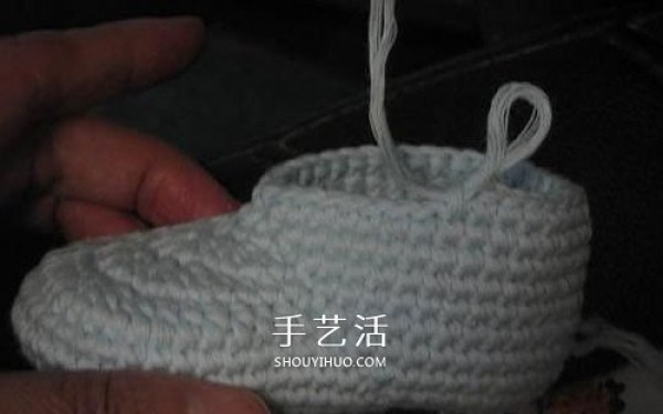 Illustration of how to knit baby warm woolen shoes by hand-knitting baby shoes