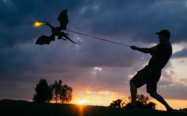 He placed cardboard under the sunset to take lifelike creative photos