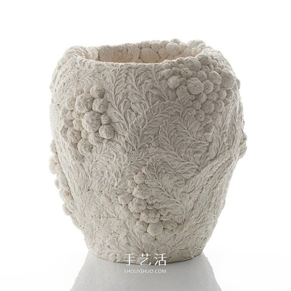 Feel the exquisiteness of handcrafting and create three-dimensional porcelain with images of flowers and plants