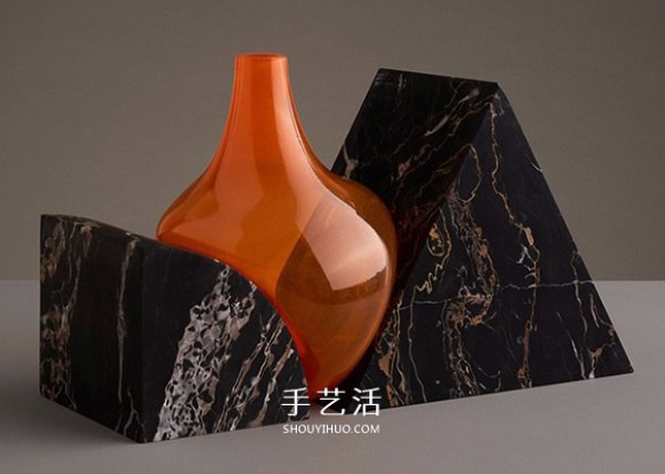 Be a lazy vase! A glass sculpture in which fragility and hardness depend on each other