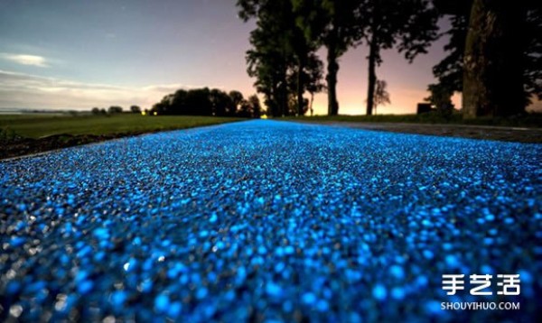 Glow-in-the-dark bike lane lights up the unplugged glowing road in a Polish town