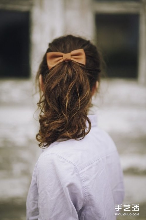 The combination of small and romantic bow hair accessories will induce your girlish heart