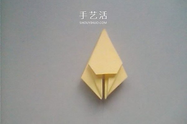 Illustrated process of origami using three-dimensional lilies for weddings