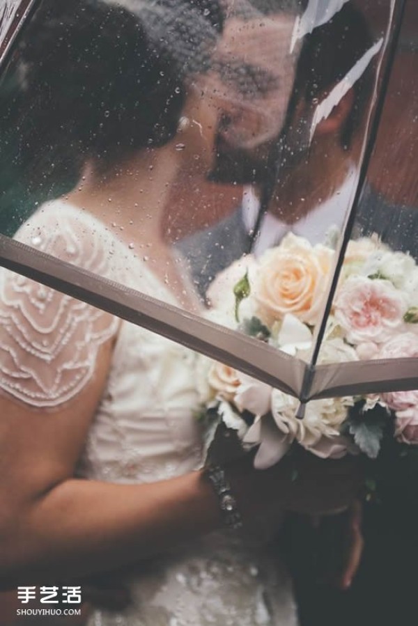 On rainy days, you can also perform romantic, aesthetic and romantic wedding photography in the rain