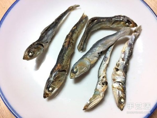 Its so similar! A small wooden carving of dried fish that accidentally broke its teeth