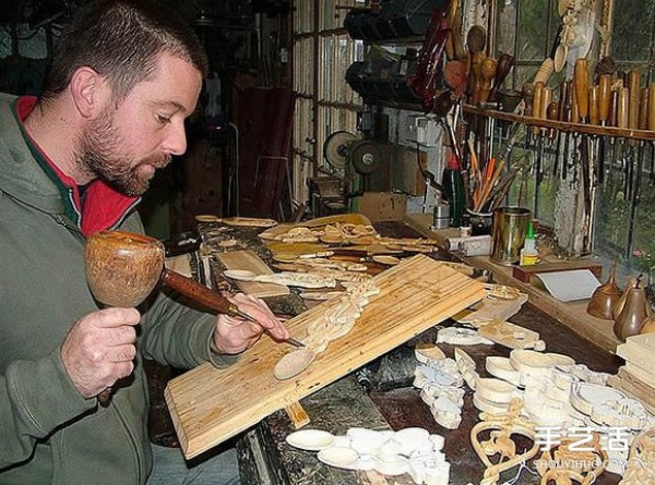 The carving works of "Love" spoon wood carving artist Adam King