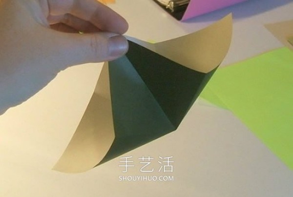 Detailed step-by-step diagram of how to fold a simple origami three-dimensional Christmas tree