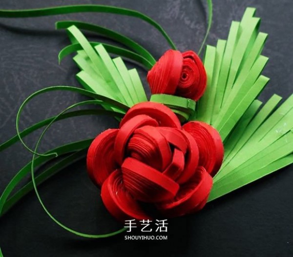 Illustration of how to make beautiful roses from quilled paper