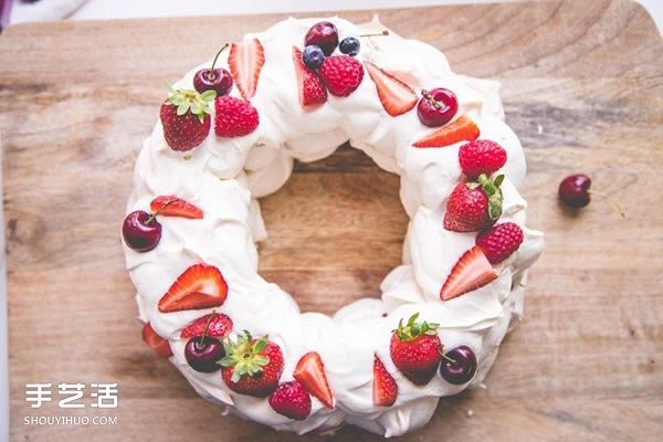 Beautiful and festive Christmas wreath DIY, the perfect snack for holiday banquets