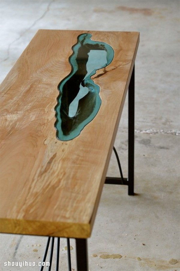 Use wood and blue glass to make a table with a beautiful river