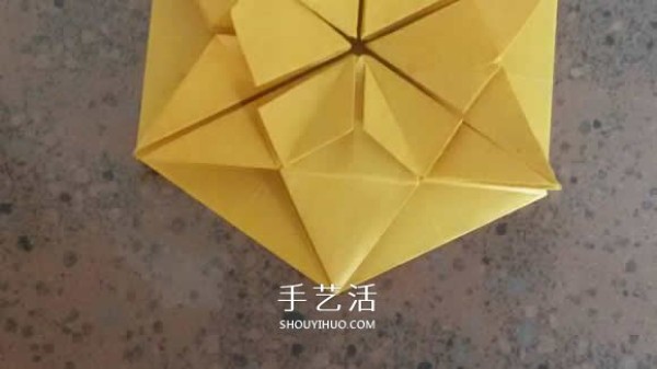 How to fold beautiful paper flowers, step-by-step illustration of hand-made origami six-pointed star flower