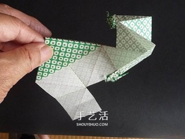 Illustration of how to fold the conjoined paper cranes to make three conjoined paper cranes from one piece of paper. Paper crane