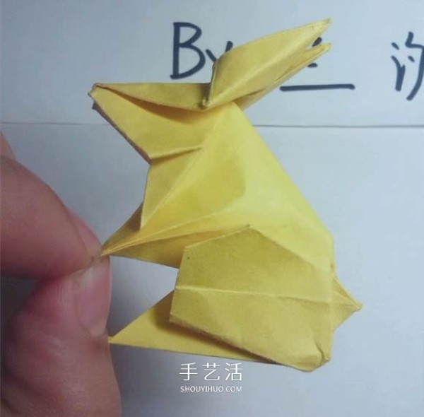 The detailed origami illustration process will teach you how to fold a three-dimensional rabbit