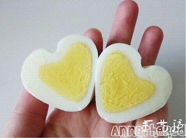 DIY hand-made method of heart-shaped eggs