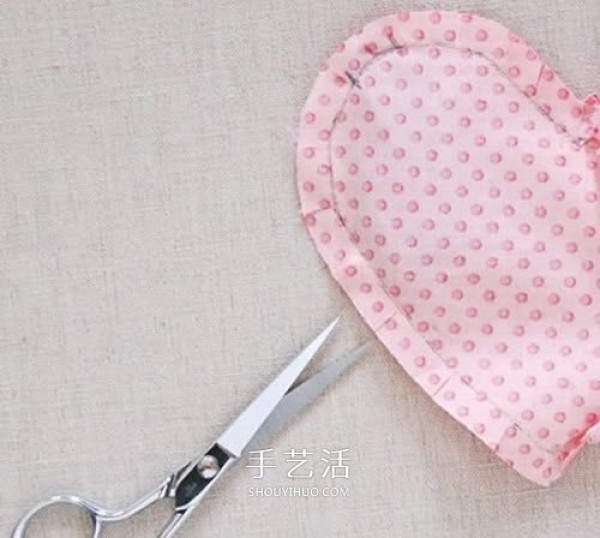 How to make a homemade love coin purse with illustrations of making a heart-shaped coin purse