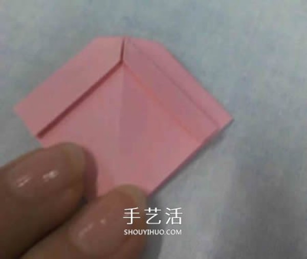 The folding method of the square packaging box with lid also includes the bow tie on the lid