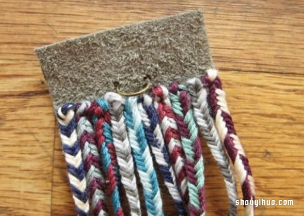 A tutorial on how to make a wide bracelet and a tutorial on how to braid a wide bracelet