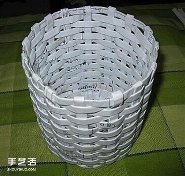 Illustration of how to weave a simple trash can and use waste paper to make a waste paper basket